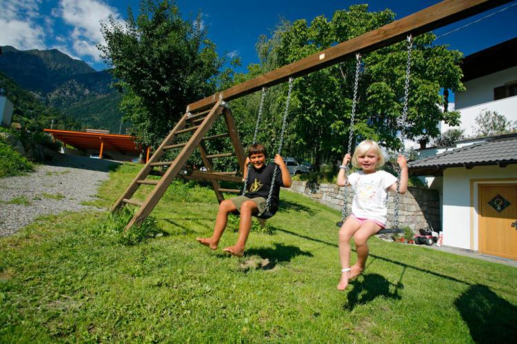 Spielplatz mit Schaukel