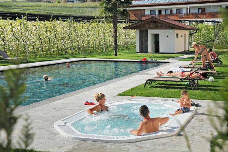 Piscina e vasca idromassaggi in giardino