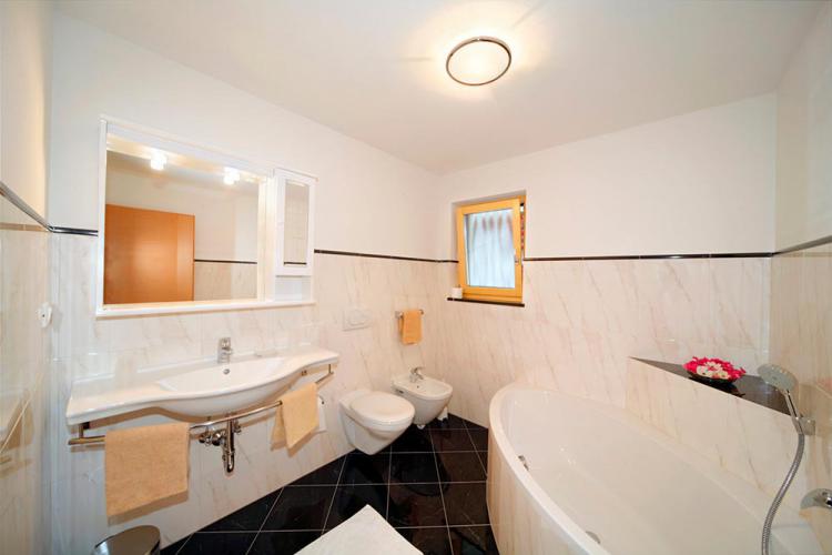 Bad mit Badewanne