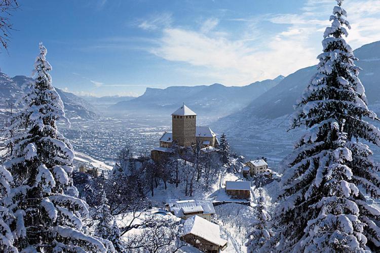 Winterlandschaft - Schloss Tirol