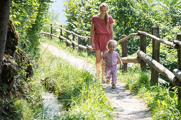 Il Waalweg di Parcines (sentiero lungo la roggia) Il Waalweg di Parcines (sentiero lungo la roggia)