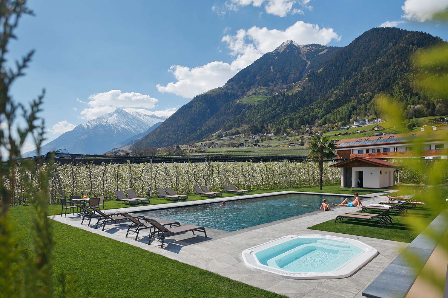 Beheizter Pool und Whirlpool im Garten